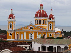 グラナダ大聖堂（写真）は16世紀後半に出来た植民地時代の教会です。背景に薄っすら写るのは世界でも10番目に大きいニカラグア湖です。