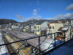 京都、それも嵐山まで来ると、随分と雪の量が増えたように感じます

日本全国、寒気団の影響を受けていることが心配
本日のお宿にお伝えしてあった嵯峨嵐山駅への到着予定時刻に遅れぬよう
早め早めのJRを乗り継ぎ、結果として余裕をもって駅に到着しました
