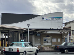 JRの駅の向こう側に、名鉄の豊川稲荷駅がある。