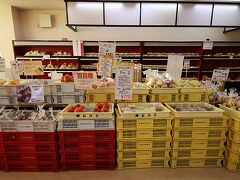 自社農園で育てている野菜や果物のアウトレットもありました。
熟し百目柿 4個 200円。
甲州ぶどう 1パック 250円
笛吹市産ぎんなん 1パック 270円。
自社農園産かぶ「桃寿」なんて初めて聞く名前の野菜もありました。

珍しいと思ったのは「柿皮 1袋100円」。
干し柿を作る際に出た柿の皮も販売していました。
漬物、天ぷら、煮ものに使えるのだそうです。