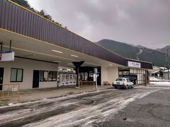 近鉄湯の山温泉駅に到着しました(^^)

名称に「山」が付いているから、もっと標高の高い場所にあるのかな？と勝手に思ってましたが、意外と平地で軽く驚きましたw
