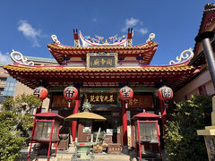 本堂。北京の紫禁城の皇帝色と同じ色の瓦。

屋根の上の青龍が美しい。
宝玉をつかんで互いににらみ合っている姿をみると、幸福が訪れるという言われがあるようです。