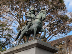 いつものごとく、ドーミーインに朝食でエネルギーチャージ完了です。
それでは、待望の高知城へレッツラゴー。
ホテルからは徒歩10分くらいした。
高知城の追手門の手前、小さい公園みたいになっているところに鎮座していたのは像はもちろんこの方です。
山内一豊に御挨拶です。
かっこいい騎馬姿の像です。
「かずとよ」ではなく、「かつとよ」なんですよ。
私もつい最近まで、間違っていました。。。
父の山内盛豊は、織田信長によって討ち死に追い込まれています。
一豊は、豊臣秀吉、徳川家康に仕え、関ヶ原の戦い後に土佐一国を与えられました。
当時の土佐は、長宗我部が除封（追放ですな）によるカオス状態であったところを一豊の弟と井伊と家協力して、抵抗していた長宗我部の残存一派を鎮圧しました。
この像は、高さ4.32ｍ、重さ3.6トン、台座を含めた高さは9.4ｍ！
皇居前の楠木正成像よりも大きくて、騎馬像としては国内最大クラスなんだって。