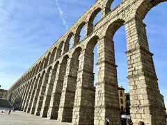 バスを降りると目の前に古代ローマ時代に作られた水道橋が現れ、重厚な佇まいで見る者を圧倒します。
高さは約30メートルもあるそうです。
建造時期は紀元1世紀後半から2世紀のはじめだそうですが、2000年近くも前に、こんな巨大な橋を建てられたローマ人はすごいです。
そしてイタリア以外のヨーロッパや北アフリカでローマの遺跡に出会うと、その領土の広大さに感服します。
