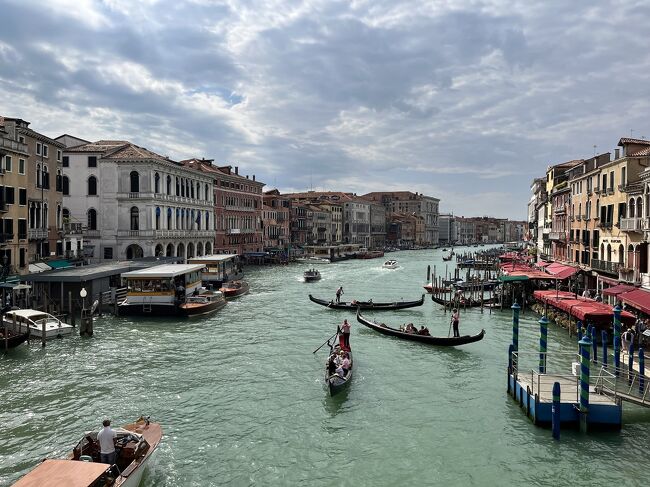 自作のイタリア「ベネツィアのモデル写真」です。 街並み全てがカラフル！イタリア・ベネチアの“ブラーノ島”の魅力