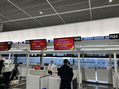 ベトジェットエアのチェックインは混雑するため、時間に余裕を持って空港へ
案内では2時間前となってましたが3時間前にすでにチェックインカウンターはオープンしていました。


