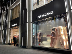 東京・銀座「フェラガモ」銀座本店

コートを羽織って夜の銀座へお買い物に出かけます。
