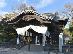 真言宗の「鑁阿寺」なに～？なんて読むの？
初めて見た字だ。「ばんなじ」でした。
全く予備知識なしの訪問です。
唐門のある橋が入口
その後ろには楼門。
