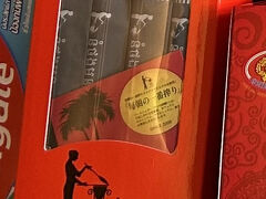 　帰りはクッキ－など日本人向けのお土産屋に２軒寄りました。１軒目はCambodia Tea Timeというお店です。
　観光コ－スに入っているのだと思いますが、特に勧誘もされないので、試食しながら美味しくて洒落たお菓子などを購入。
　これ日本人観光客用に日本語でも表記があります。
　実はこのクッキ－、同じような形状の御菓子が袋詰めでスーパ－にもありそちらは安いです。
　ただ品質がこれとは全く異なり、1/4程度の長さでそのまま袋に入っているので崩れたり割れたりして、原型がほとんど無かったりします。
　私は両方買いましたがやっぱりこっちが良かったです。