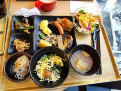 大浴場の朝ぶろを浴びて、ホテル朝食のビュッフェ。
食べ放題久しぶりだなぁ。幸せ。
パンがうまかったな。