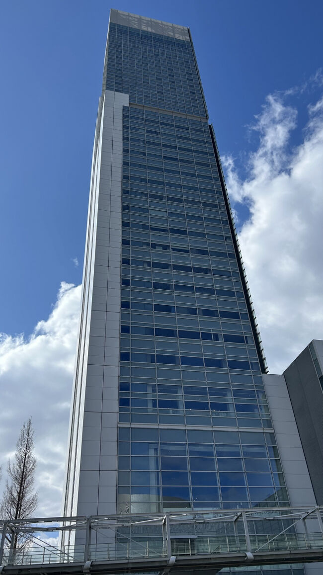 バス停は朱鷺メッセですが、ホンマモンの目的地<br /><br />日航ホテル新潟のビル