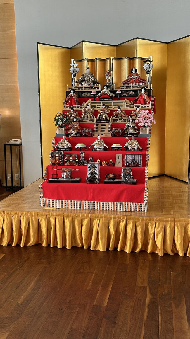 ロビーに飾って有った７段飾りのお雛様<br /><br />～～～私の子供時代は、両親に資産が無かったので小さなお雛様でしたので、この７段飾りに憧れて、娘には７段飾りを買ったのですが、今の娘宅に置く場所が無く、実家に預けて居たのに、母は終活整理の業者に騙されて、このお雛様含む全ての一部屋ごと、持って行かれた・・・片付け料を３５万円も取られた・・・<br /><br />騙した終活業者と騙された母を、ひな祭り毎に恨む私・・・