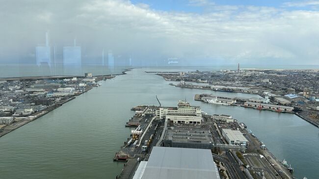 眺望～中央下に止まってるる船が「佐渡行き」だと思う