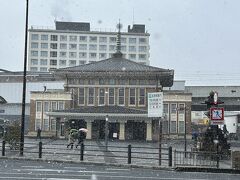 大雪の中、JR奈良駅に到着！
「ならまち」はいったいどこ？
とか話しながら、戻りは「ならまち大通り」をぶらり！
名前は完全にメインストリートなのに思っていたのと違う！
こんな旅行も楽しいものです笑