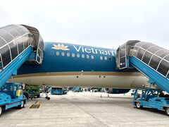 現地時間14:03 (時差2時間) 無事に“ハノイ・ノイバイ空港” に到着しました。
沖どめですね。後で考えるとダナン空港を含め全ての便が沖どめでした。
バス移動の場合はビジネスクラスの恩恵がイマイチですよね。先にバスに乗っても相当待たされました。
