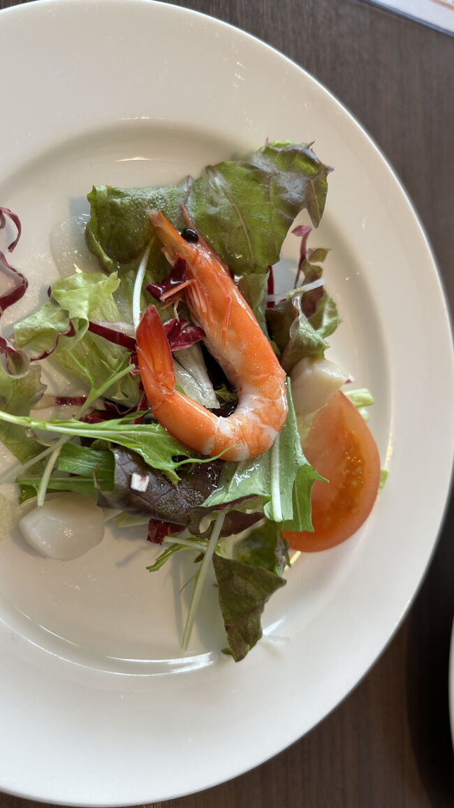 ミニサラダと本日のスープは自動的に出て来ます。