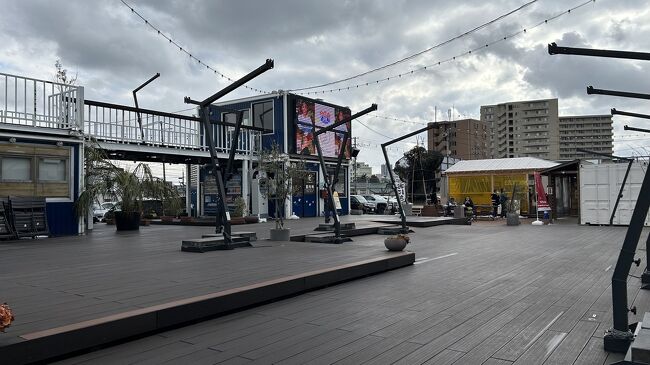 ステージのような場所も有ります（気候の良い時はイベントでも有るのでしょうね）