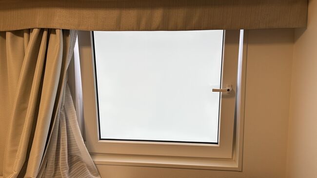 外の眺望は（悪く無いのに）見え無い窓型