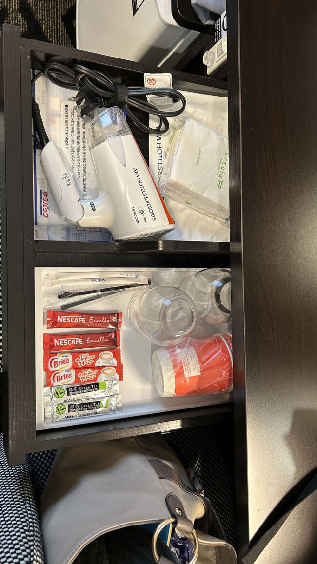 机の引き出しにドライヤーとお茶セット