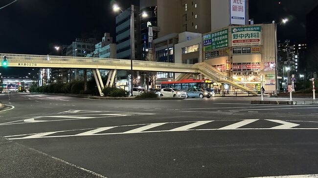 この交差点が萬代橋？！確か５差路なので、横断歩道より歩道橋がメインで、スーツケース転がしては入り辛いです。