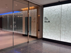 初めてのANAラウンジへ向かいましょう。期待に胸が膨らみます。