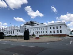 はい、到着しました。

こちらは新国会議事堂の真正面に建っている近代建築の旧国会議事堂です。

一般公開されています。