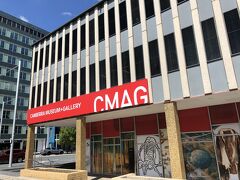 でやって来たのは｢Canberra Museum & Gallery｣、こちらはキャンベラのベストギャラリーとして度々紹介されています。

アナウォール族の作品を展示する美術館で首都キャンベラの繁華街中心部のシティーヒルのロンドンサーキットに有るアートギャラリー&博物館です。