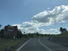 友人が見せたかったのはキャンベラの街を見下ろす新しく出来たモダンで快適な屋内観光施設ナショナル・ アーボリータム・キャンベラ(National Arboretum Canberra)で其処に向かっています。
