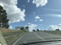今度は先程訪問したナショナル・ アーボリータム・キャンベラ(National Arboretum Canberra)から車で5分と直ぐの場所に有る同じく丘陵地の丘の上に整備された屋根の無い開放的な展望台へ向かいます。
