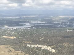 キャンベラ空港を離陸、眼下に見えるのがバーリーグリフィン湖でその湖岸左右に見えるのがキャンベラ中心部市街地です。

まあ森の中にしか見えないけど～
