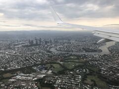 特に変わった事も無く(有ったら逆に困るけどね)もうブリスベン迄やって来ました。

蛇行するブリスベン川と市内中心部を眺めながら最終の着陸進入体制に入ります。