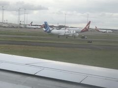 はい、無事到着です。

駐機場へ向かう途中何やら見慣れない飛行機が…………

LINK？？？？？　何処に飛んでいくのでしょうか？