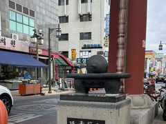 ゲートの足元には片方が丸薬（だと思う）、もう一つが煎じ薬を作るときのやかんがモニュメント。