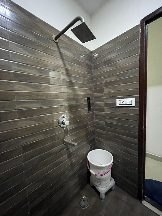 朝7時、薄暗いのはデリーからかなり西へ移動したからか。きっと朝は遅く、夜はずっと明るいんだろう。<br />風邪のため昨日はそのまま寝たが、シャワーを浴びておきたい。しかしお湯が出ない。フロントに聞くと、給湯器のスイッチらしいものを指すので、どうやら先にこれをオンにしておく必要があるらしい。それでも出ない。15℃くらいか。寒い。風邪なのに。お腹はそれなりに回復しているが、風邪のせいで全身が重だるい。今日は休息にあてるしかない。