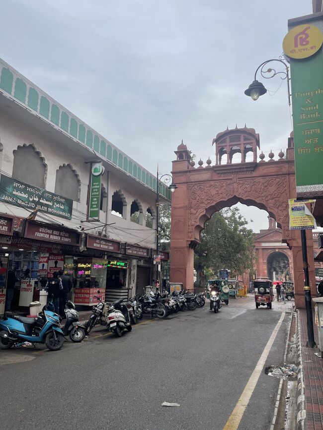それでもなにか食べなくてはいけないため外出する。外は小雨。つらいが、休息の日なのでちょうどいいとも言える。