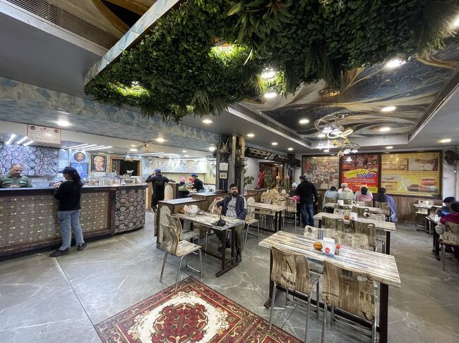 チェーン店らしい「Brothers' Dhaba」という大衆レストランでサンドイッチ、トマトスープ、ラッシーをいただく。