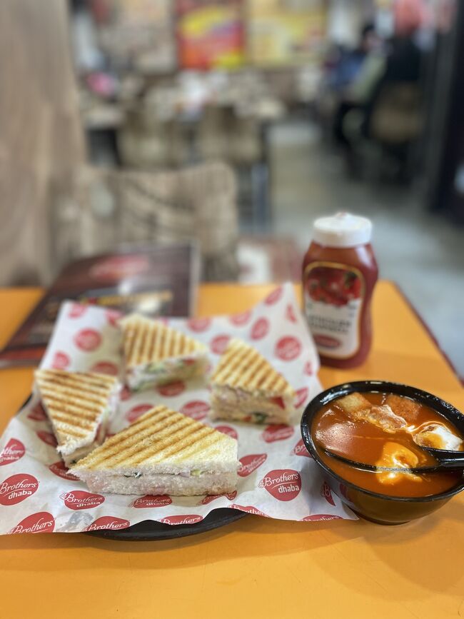 スープ、サンドイッチ、（写真にないが）ラッシーで290ルピー（約500円）。デリーではストリートフードしか食べてなかったので高く感じるが、できるだけ負担の少ない形で栄養をとらなければ。