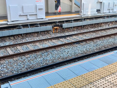 一駅モノレールに乗り、蛍池駅で阪急電車に乗り換えます。
乗り物好きの息子は初めて乗る阪急電車にワクワクしていました。
ところでホームドアのドアが開きっぱなしなのは理由があるのでしょうか？