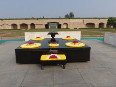 1948年1月30日に暗殺されたマハトマ・ガンディーが、その翌日である1月31日に火葬された正確な場所を記念する追悼碑です。ガンディーはヒンドゥー教の教えに従い火葬され、遺灰はインドの主要な川に流されたため、墓（Tomb）ではありませんが、彼の功績を偲ぶ国民的な聖地となっています。ここには、多くの観光客がいました。