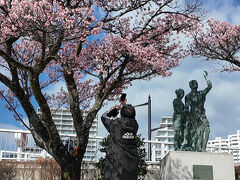 糸川にあたみ桜を見に行きます。
“釜鳴屋平七夫妻像”の周りにもあたみ桜の木があります。

※“釜鳴屋平七夫妻像”の事についてお知りになりたい方は、上記熱海市役所のHPをご覧下さい。