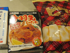 ひたすら新東名道を西へ。いつぞやに設置された、俗称「猪瀬ポール」はいつの間にか、当初の設計通りの車線を増やす（戻す）ために取り除かれていました。
いわゆる太平洋ベルト地帯にある道路や幹線は、開通すると新たな需要を掘り起こす場合もあるので、こういった公共事業はけちらないほうが、官民ともに良い影響が出るのだと思います。新東名の走行は、2車線時代はひどいと、両方でトラック等業務車線がふさいで、（新東名は制限速度の数値がかなり早いスピードで通過できるはずなのに）スローな状態をえんえん繰り返された時は本当にイライラしたものでもの。

さて、そんなことを考えている間に岡崎SAに到着。ここは静岡、岐阜、愛知のお土産類が幅広く展開され、なおかつフードコート、レストラン、セブンイレブン等があるという充実エリア。

流石に夜中から活動しているので、セブンイレブンのラテで休憩しようとしたものの、店員さんの哀しそうな声で「機械が、ないんです。。。」。
珍しくラテを希望した夫に報告と相談した上で「では、牛乳と、セブンの（ドリップの）珈琲にしよう」と決定。普段ブラックを好む夫ですが、胃腸保護のためのラテ希望だの、ミルク追加だのにしたという次第。

なお、写真のピケ８（エイト）なるお菓子は、どうやら名古屋地区の子女には当たり前にあるお菓子らしいのですが、関東地区居住の筆者には「めずらしいご当地おやつ」で決定です。手羽先のたれを含め、これは後日の自宅用お土産に。

