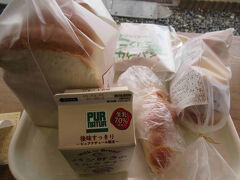 昨年の「初めての名古屋旅」で知った本間パンの存在ですが、今回はそのパン屋さんに立ち寄るということが日帰り旅行の目的の一つでした。当初は名古屋駅の百貨店内にあるところにしようかと思っていましたが、運転手役の夫が「そこだと種類が少ないから」と、わざわざそれよりも遠方の、小牧地区にあるアヴァンセへ来たというわけです。

イートインがあると聞いていましたが、珈琲や紅茶の販売は来訪時なく、よくあるパン屋さんの冷蔵販売コーナーにあるチルドドリンクコーナーの中から飲み物はチョイスするようです。

写真の左上のライ麦パンは持ち帰り用、その他のパン類は夫婦で分け合いました。
他、メインの食パンをここで買ってから移動する予定でしたが、夫と相談したところ「もう1か所の直売所にも寄ってみる」と言い出しました。
え、そこってもうすぐ岐阜に近しい場所の…と思ったものの、運転手が良いといっているから、それに乗っかる形にします。

なお、支払いは現金かpaypayのみで、クレジットカードや交通系ICカード類は使えません。
