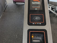 終着駅のオスロ国際空港では、出口でWebで購入したチケットのQRコード改札があるので、忘れずに準備しておきましょう。
因みに、ノルウェーはキャッシュレス先進国だったので、この旅で両替は1回もせずに、クレジットカード(Visa、Master)だけで過ごすことができました。