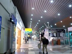 コタキナバルから正味２０分のフライトでブルネイ国際空港到着
空港発ワンデイツアーのはとバス的なものがあるかもと期待していたけどがらーんとしてます。
両替して外にでます