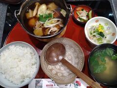 芋煮膳をチョイス。
ようやく郷土料理。