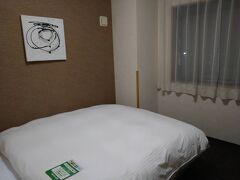 予約時は喫煙ルームしかなかったが、備考に空いてたら禁煙に…と希望を書いていたら、無事禁煙ルームに。

ダブルベッド、シーリングライトだからやはりビジホ居心地良い♪
