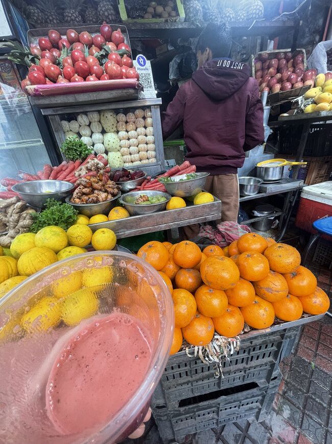 部屋で寝て、昼ごろ起きると喉がカラカラでつらい。フロントで「近くでフレッシュ・フルーツ・ジュースが飲めるところはないか」と聞くと、すぐそこの交差点にあるという。救いだ。<br />メニュー確認や金額交渉の気力もないし、とりあえず「ミックス・フルーツ・ジュースをください」という。60ルピー。喉が潤う。ちなみにデリーでもこの手の店はあったが、ジュースに入れる白い粉は砂糖かと思っていたが塩だったらしい。今回はそのまま入れてもらったのでとても塩っぱい。風邪で汗をかく身としてはちょうどいいだろう。