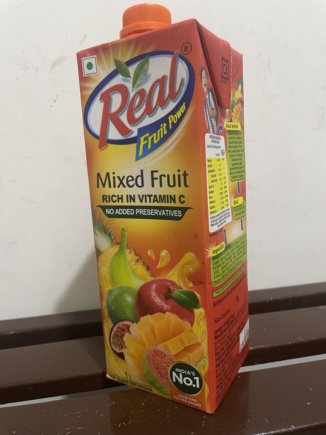 同じ店で、部屋で飲めるジュースも買えたのはほんとうに救い（130ルピー。「ビタミンCたっぷり」というパッケージが風邪引きにとって頼もしい）。<br />異国ではとにかく、ジュースが飲みたいと思いながら何キロも歩くとかざらなので、体力のないいま、宿のそばで入手できたのは天運としかいいようがない。今日は寝ながら、起きたらこれを飲んでしのぐ。