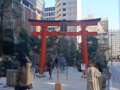 目的地は、『福徳神社』
金運にご利益があるパワースポットとして有名な福徳神社です。
宝くじやチケットの当選祈願でたくさんの人が!!!

アクスタ持ってる女性が大勢いました。
推しのチケットが当たりますように♪
