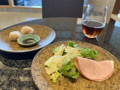 受付の方が、色々と入荷が遅れていて準備できていないものがあるとおっしゃっていましたが、ここでは軽めに…と思っていたので問題無しです。

旅行中は野菜不足になりがちなので、サラダとエビ餃子をいただきました。